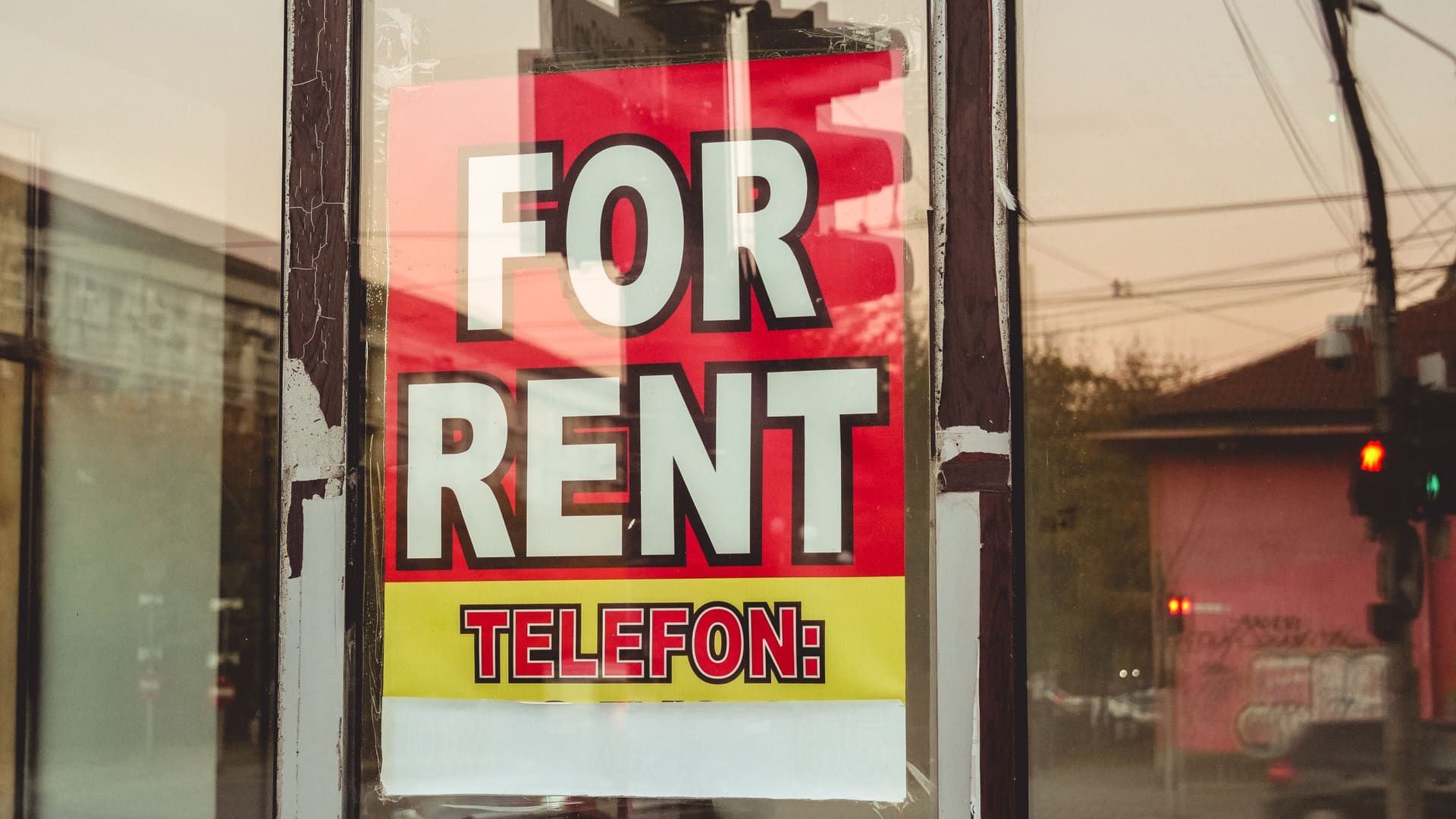 For rent sign in an apartment window